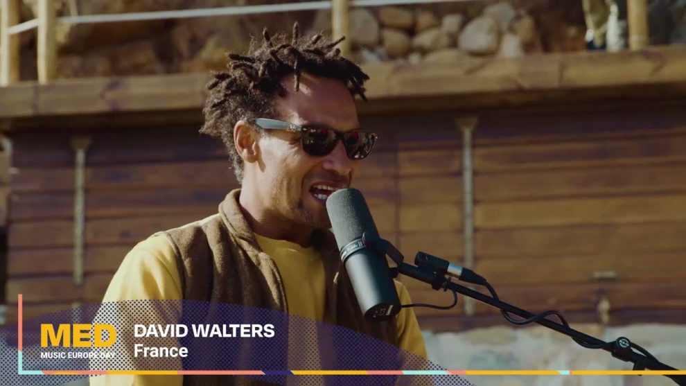 David Walters les pieds dans l'eau, à Sanary-sur-mer